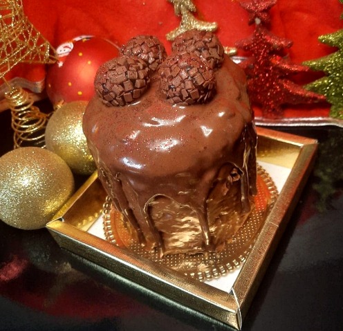 Bolo natalino de chocolate com brigadeiros