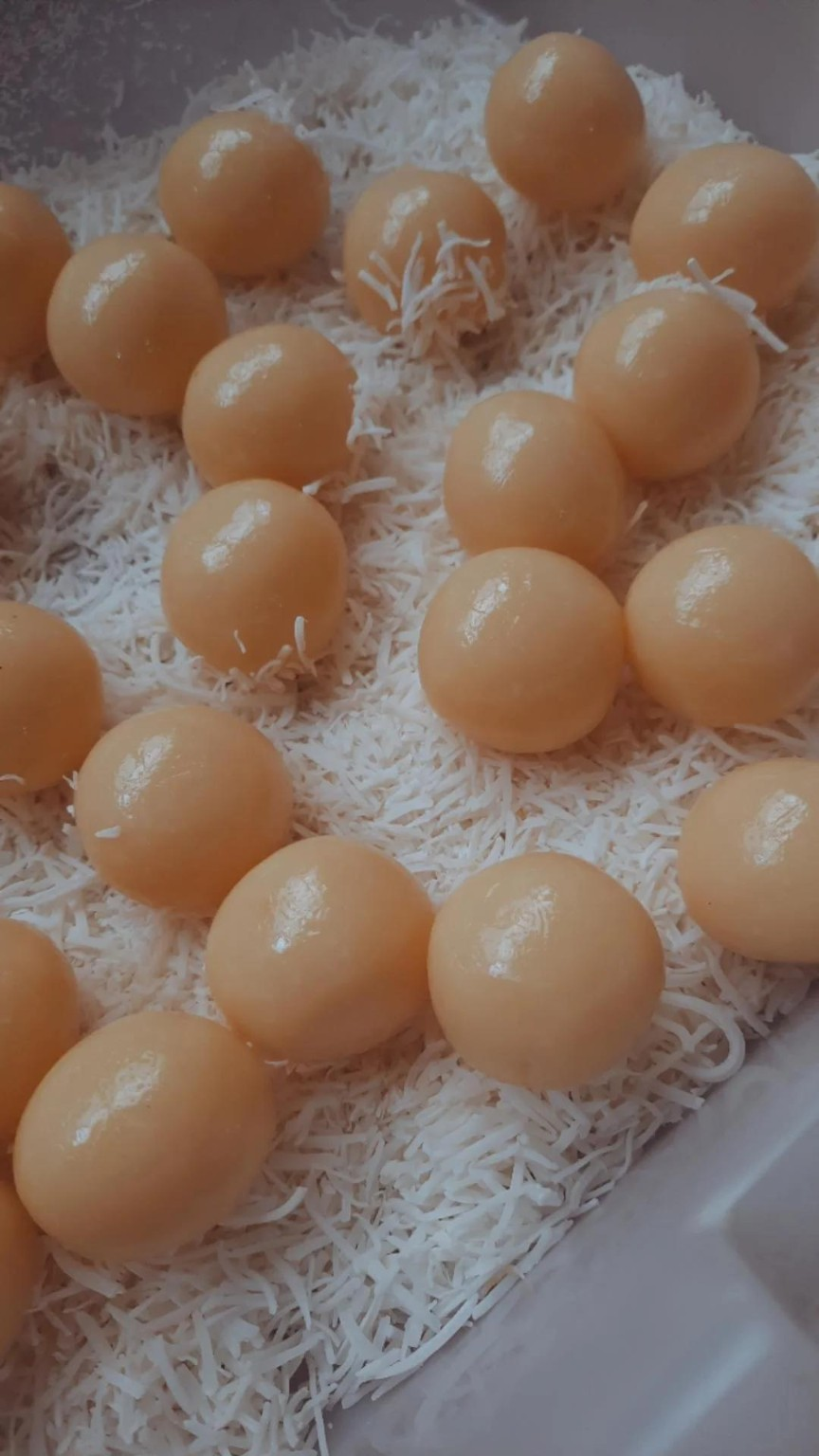 Doces artesanais cobertos com coco