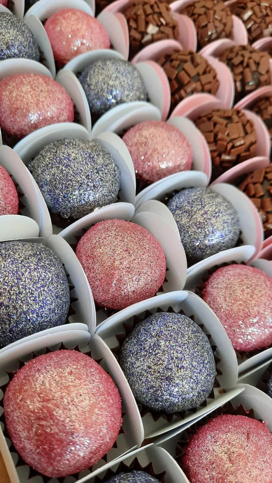 Brigadeiros coloridos com acabamento brilhante