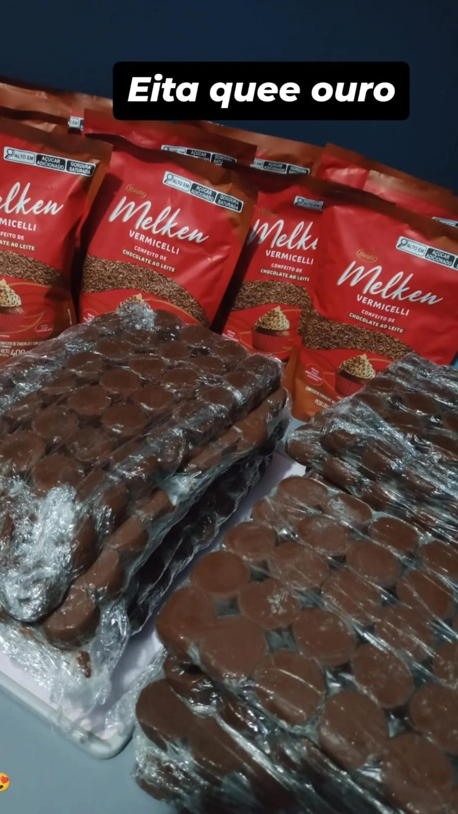 Produção artesanal de brigadeiros de chocolate