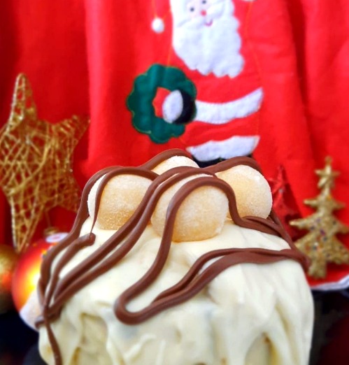 Bolo natalino claro com acabamento de chocolate