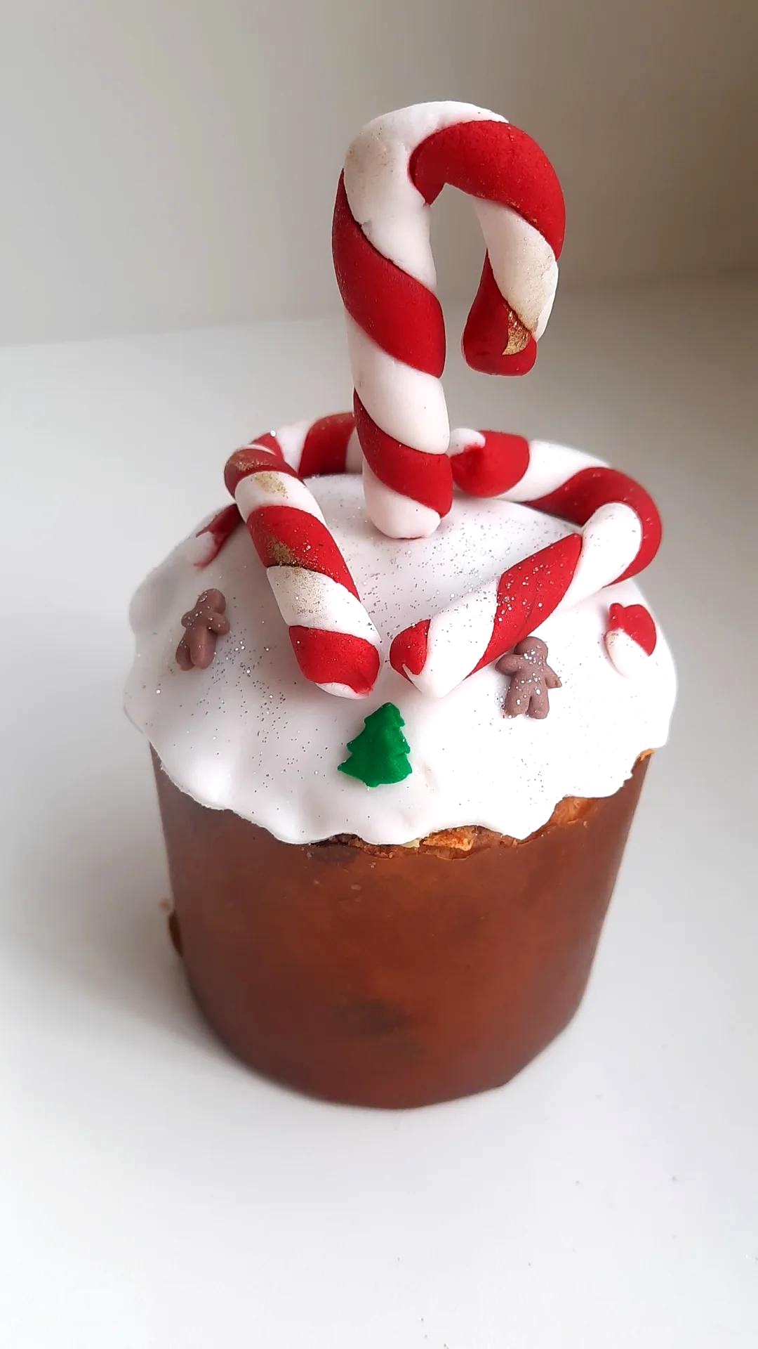 Criação natalina decorada com bengalas em vermelho e branco