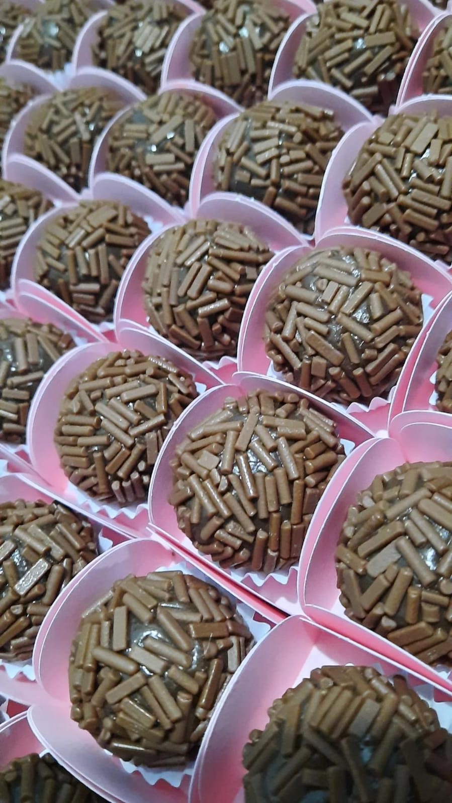 Brigadeiros finalizados em forminhas rosa