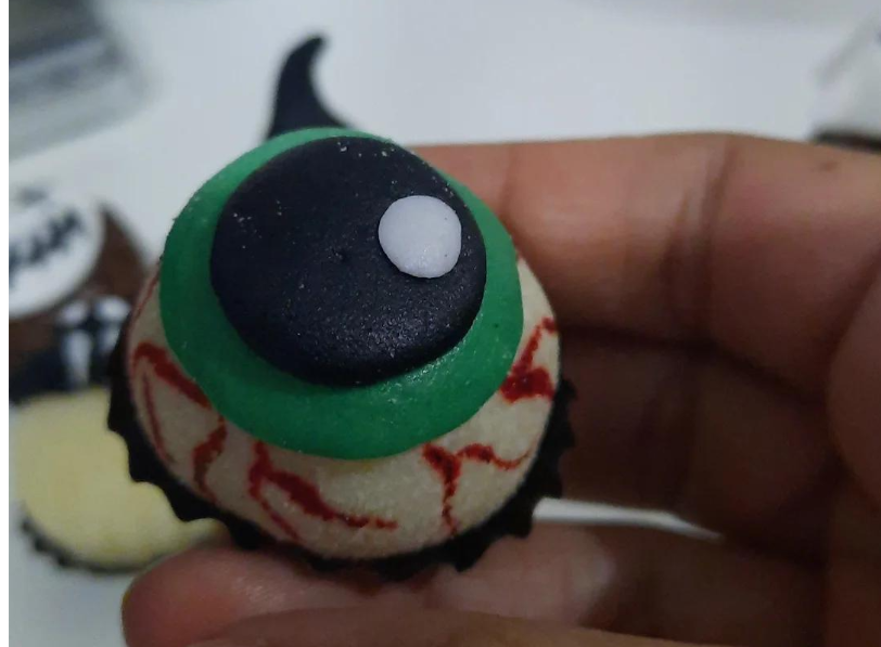 Doce de Halloween decorado como olho