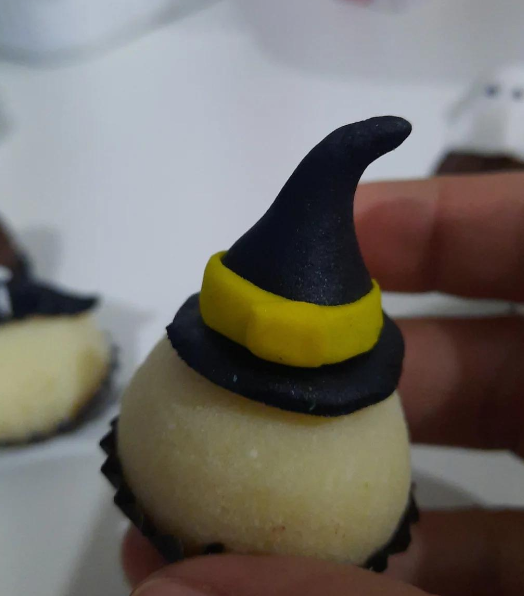 Doce de Halloween decorado com chapéu de bruxa