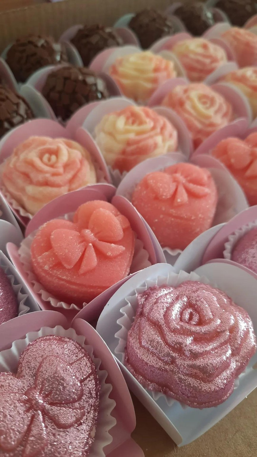 Doces decorados em tons de rosa com rosas e laços