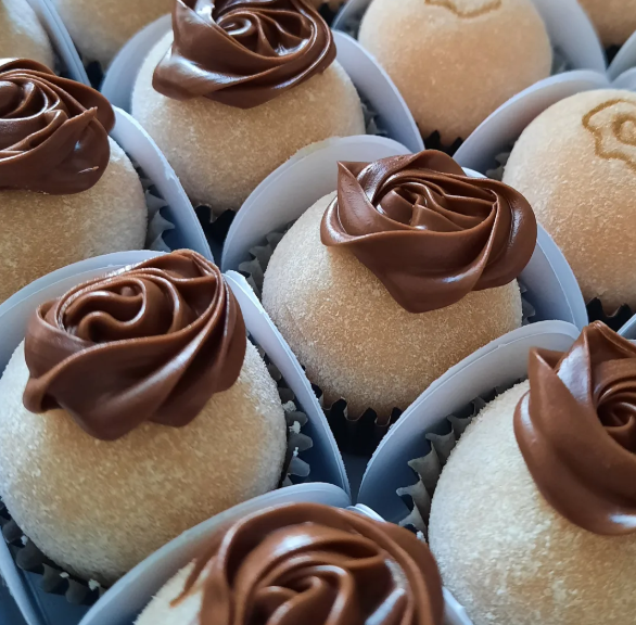 Brigadeiros com decoração de rosa em chocolate