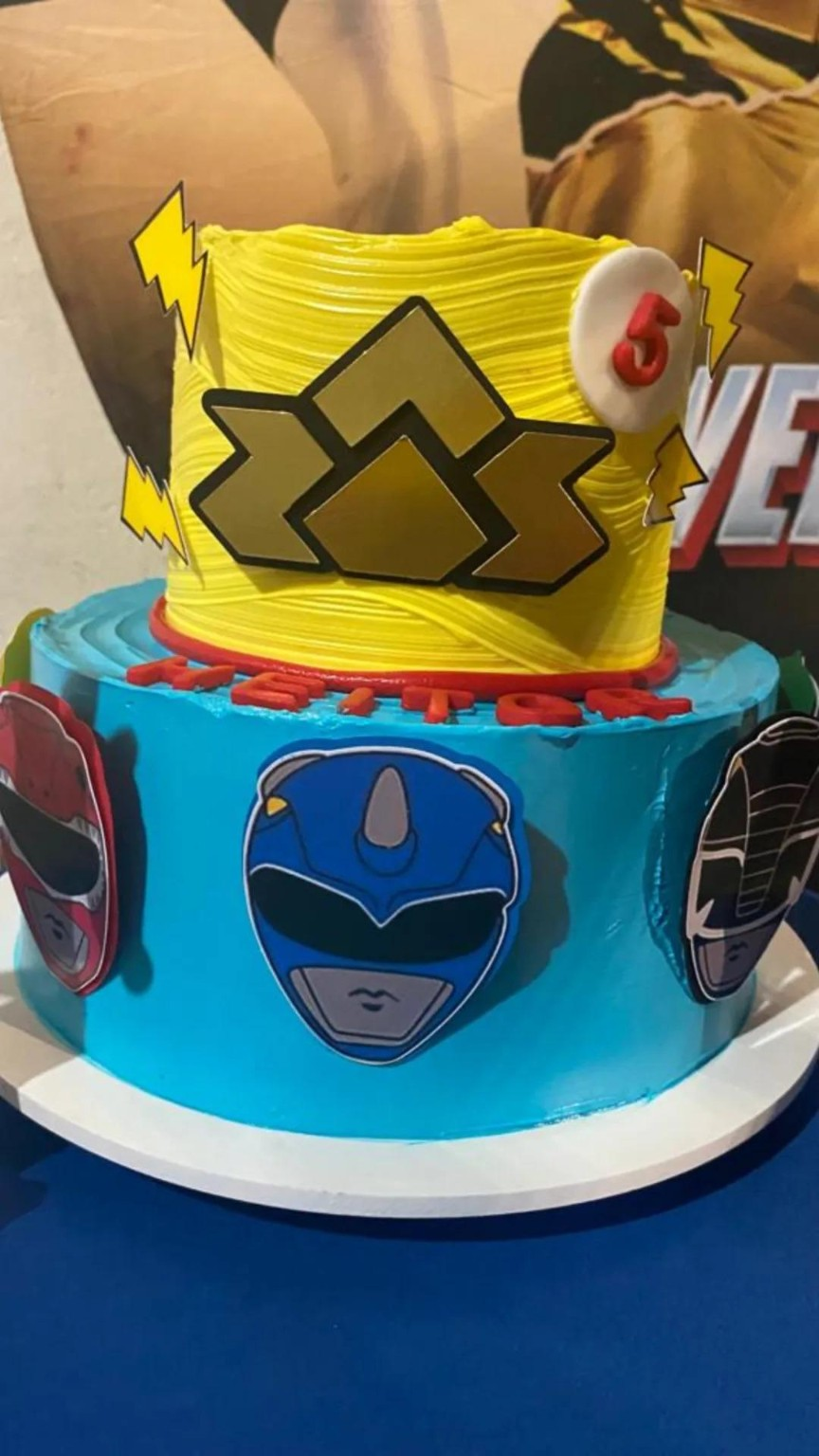 Bolo temático infantil colorido