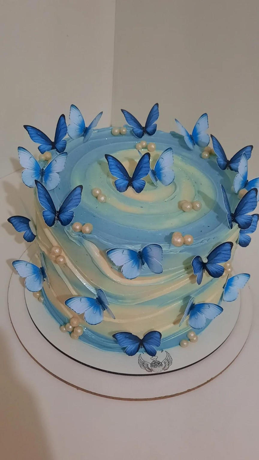Bolo azul decorado com borboletas